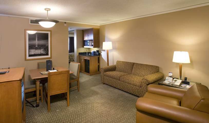 Embassy Suites By Hilton Crystal City National Airport Arlington Zimmer foto